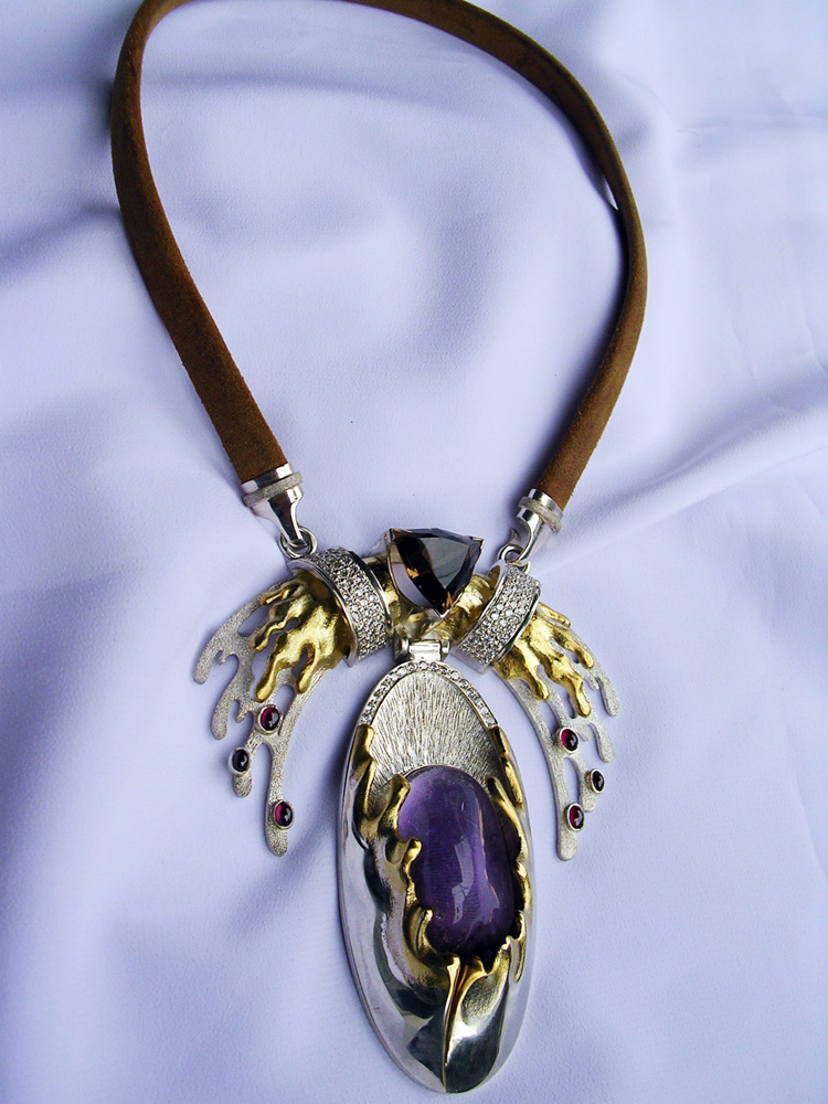 Кольє «Аргонавти». 2005. Срібло, аметист, раухтопаз, гранати, кубічний цирконій, шкіра, лиття, випилювання, дифування, позолочення